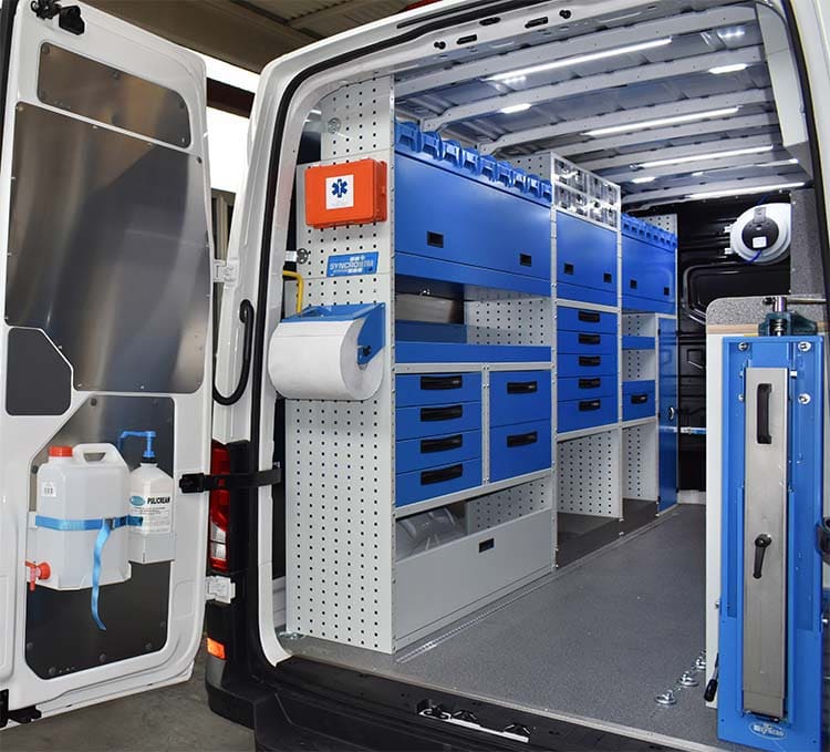 Crafter con ripiani chiusi, cassetti e scaffali con contenitori Syncro Emilia