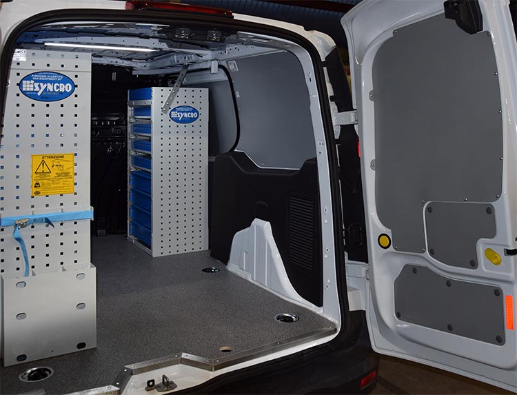 Parete destra Connect con mobile addossato alla porta laterale Syncro Emilia