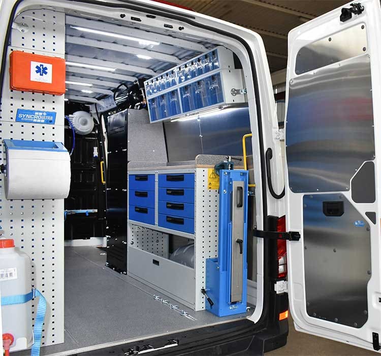 VW Crafter con portamorsa pieghevole e ripiano di lavoro sistema Syncro Emilia