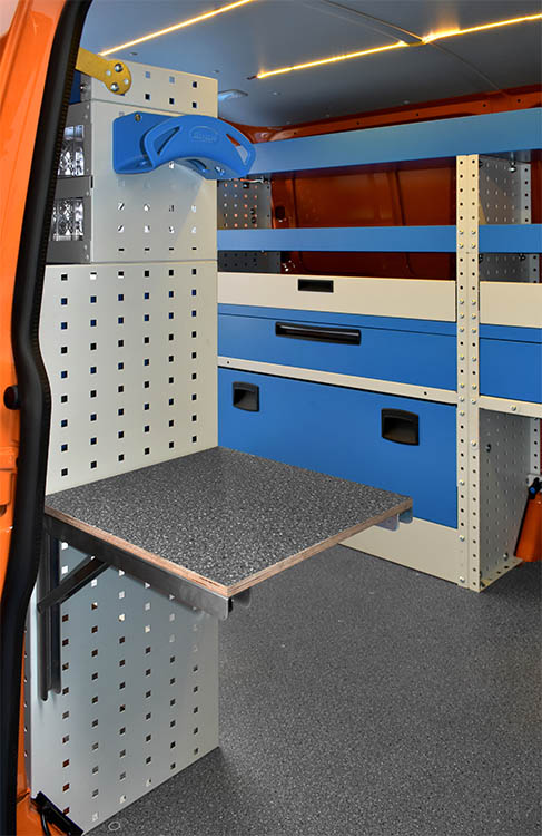 Tavolo ribaltabile su fianco allestimento Syncro Ultra a bordo di Transporter Emilia