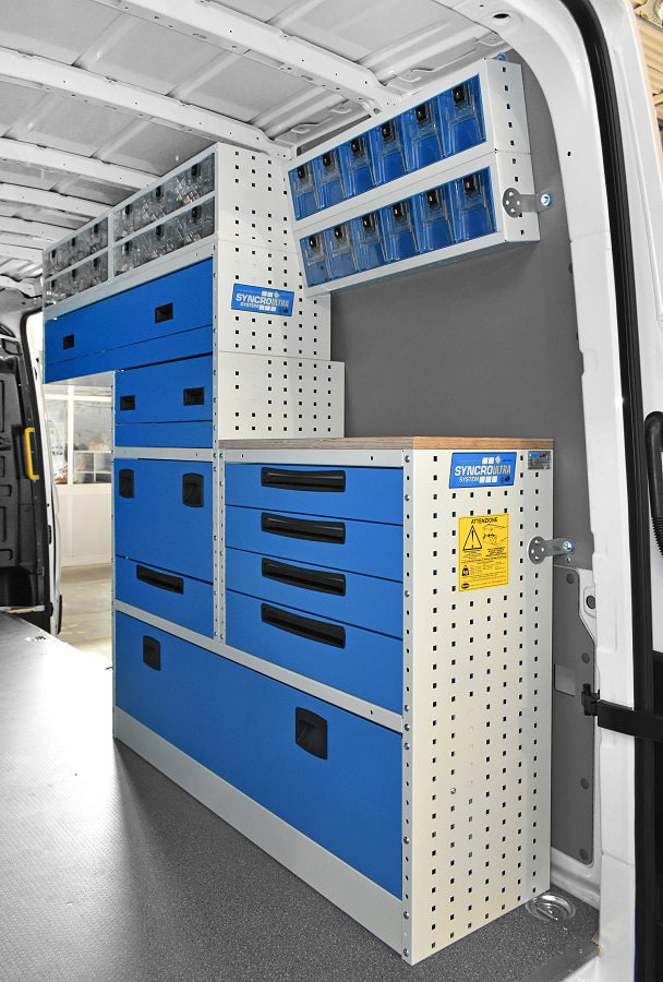 Parete sinistra con banco da lavoro per MAN TGE L4H3 da Syncro System Emilia